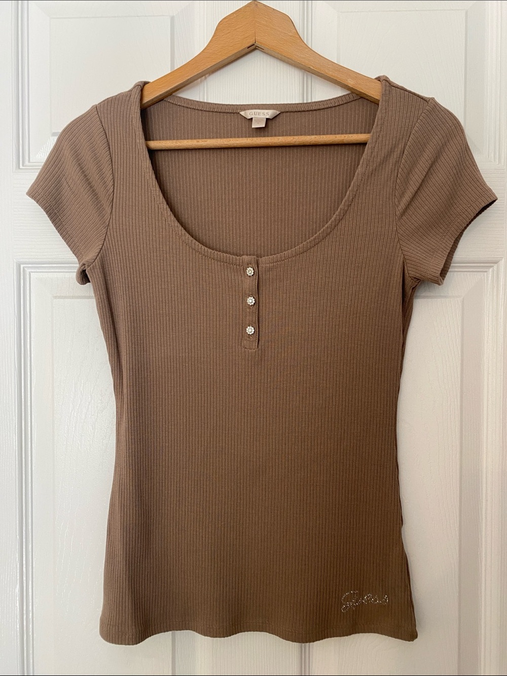 Guess Women’s Short Sleeve Ribbed Scoop Neck Tee in Brown Size Small